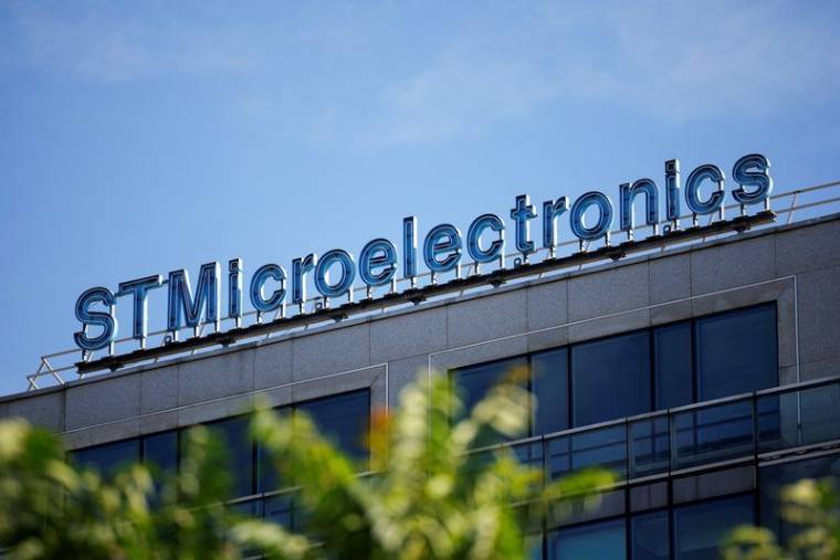 Le logo de STMicroelectronics devant son bâtiment à Montrouge, près de Paris