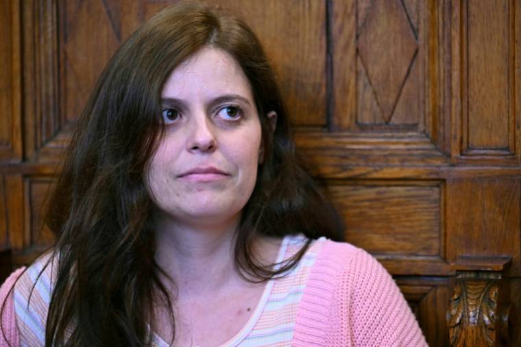 L'Italienne Ilaria Salis, accusée d'avoir attaqué des néo-nazis présumés, à l'ouverture de son procès à Budapest, le 24 mai 2024 en Hongrie ( AFP / Attila KISBENEDEK )