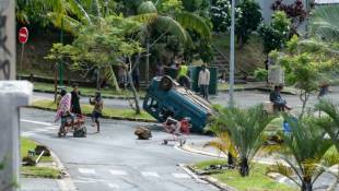 Véhicule retourné à Nouméa, en Nouvelle-Calédonie, le 16 mai 2024 ( AFP / Delphine Mayeur )