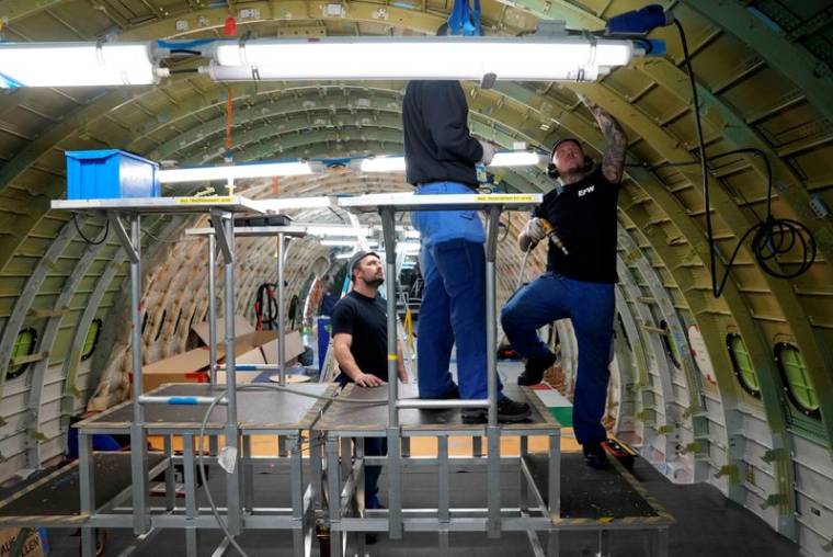Des employés travaillent à bord d'un avion dans une usine à Dresden en Allemagne