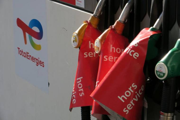 Des panneaux indiquant "hors service" sur des pompes à essence dans une station-service de TotalEnergies