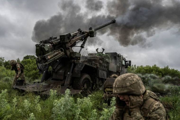 Des soldats ukrainiens tirent un obusier César vers des positions russes, près d'Avdiivka en Ukraine