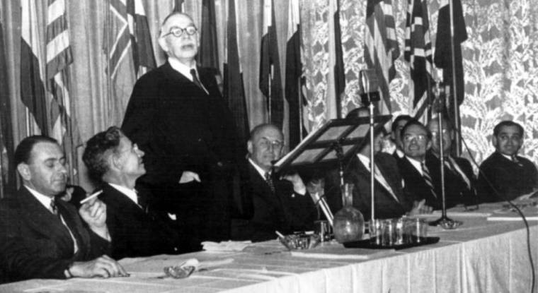 Photo transmise par le FMI montrant l'écononomiste John Maynard Keynes (debout) à la conférence de Bretton Woods, en juillet 1944. (© AFP)
