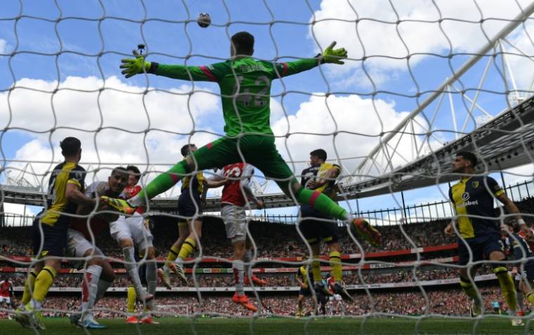 Le gardien de Bournemouth Mark Travers intervient sur un corner d'Arsenal, samedi en Premier League à l'Emirates Stadium de Londres. ( AFP / JUSTIN TALLIS )