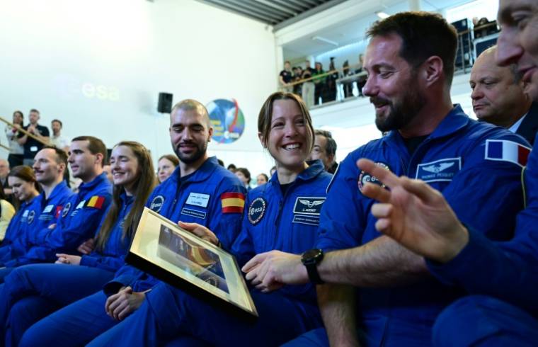 Sophie Adenot reçoit son diplôme au centre européen des astronautes à Cologne en Allemagne, au côté de Thomas Pesquet, le 22 avril 2024 ( AFP / INA FASSBENDER )