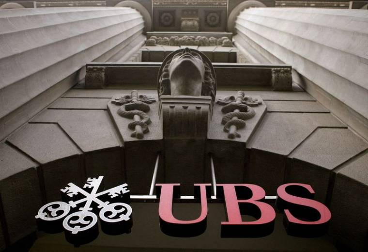 Le logo de la banque suisse UBS dans les bureaux de la société à Zurich