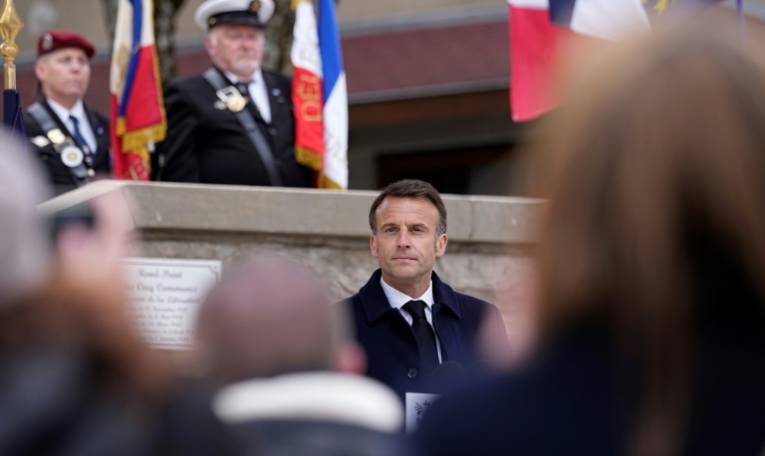 Le président Emmanuel Macron rend hommage le 16 avril 2024 au maquis du Vercors, à Vassieux-en-Vercors, dans la Drôme ( POOL / Laurent Cipriani )