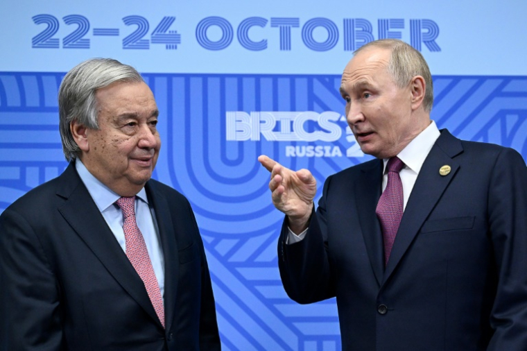 Le président russe Vladimir Poutine (d) salue le secrétaire général de l'ONU, Antonio Guterres, en marge du sommet des Brics à Kazan, en Russie, le 24 octobre 2024 ( POOL / Alexander NEMENOV )