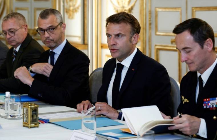 Le président Emmanuel Macron (2e d) lors d'un Conseil de défense sur la situation en Nouvelle-Calédonie, le 20 mai 2024 à l'Elysée, à Paris ( POOL / Benoit Tessier )