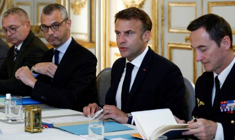 Le président Emmanuel Macron (2e d) lors d'un Conseil de défense sur la situation en Nouvelle-Calédonie, le 20 mai 2024 à l'Elysée, à Paris ( POOL / Benoit Tessier )