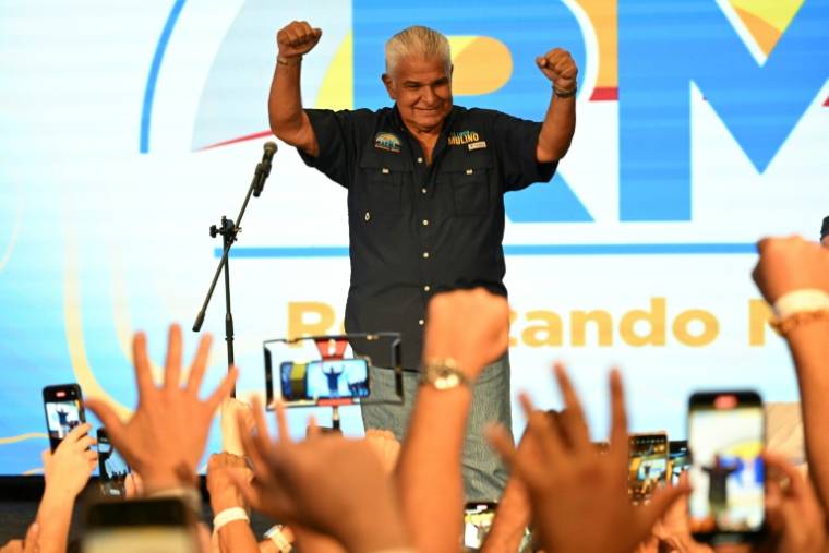 José Raul Mulino, nouveau président élu, fête sa victoire avec ses partisans, le 5 mai 2024 à Panama ( AFP / MARTIN BERNETTI )