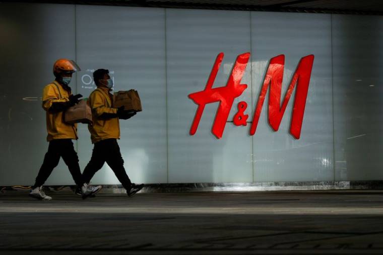 Photo d'archive de personnes passant devant un magasin H&M à Pékin, en Chine