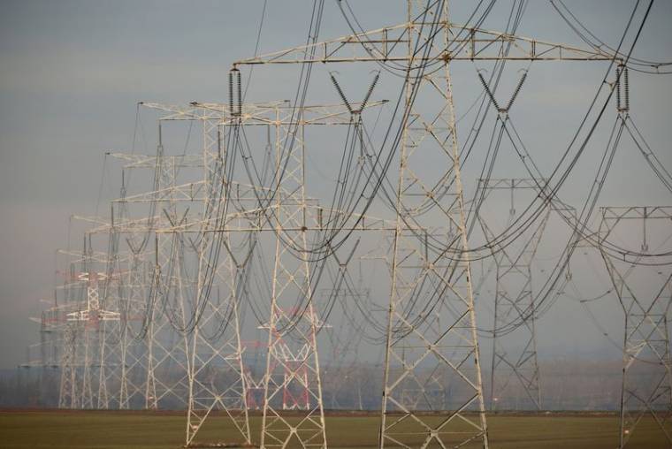 Photo des lignes électriques à haute tension visibles à Avesnes-le-Sec, près de Cambrai