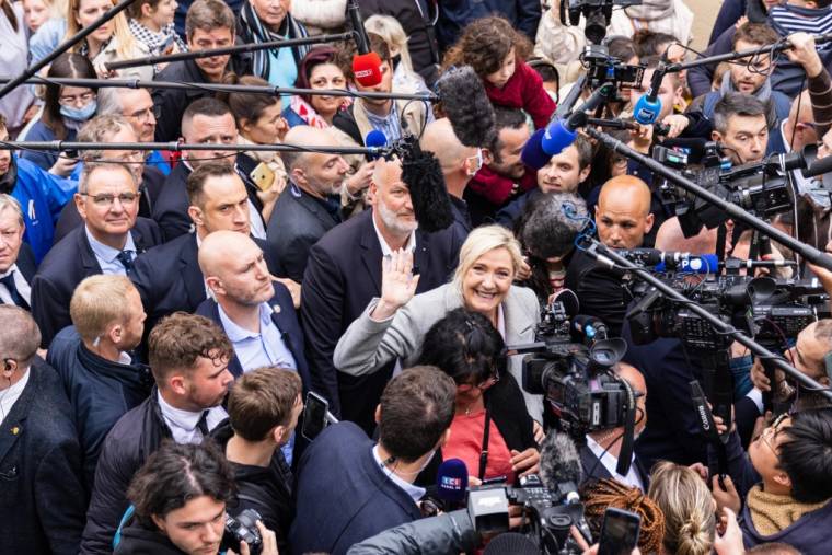 Marine Le Pen à Saint-Pierre-en-Auge, le 18 avril 2022. ( AFP / SAMEER AL-DOUMY )