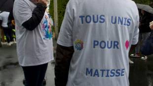 Dans la marche blanche en hommage à Matisse, le 4 mai 2024 à Chateauroux ( AFP / GUILLAUME SOUVANT )