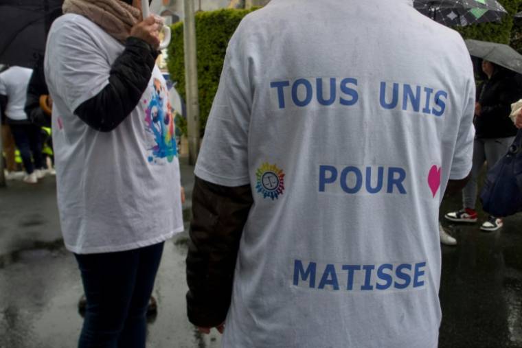 Dans la marche blanche en hommage à Matisse, le 4 mai 2024 à Chateauroux ( AFP / GUILLAUME SOUVANT )