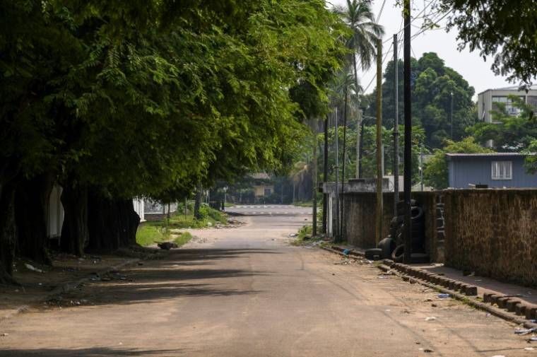 Une rue déserte du quartier de la Gombe à Kinshasa, où a eu lieu une tentative de coup d'Etat selon l'armée congolaise, le dimanche 19 mai 2024 ( AFP / ARSENE MPIANA )