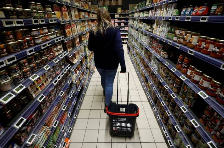 Des clients font leurs courses dans un supermarché à La Verrie