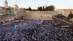 Des juifs israéliens rassemblés devant le mur des Lamentations à l'issue d'une marche nationaliste dans la partie occupée et annexée de Jérusalem, le 5 juin 2024 ( AFP / GIL COHEN-MAGEN )