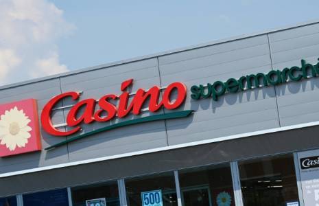 L'éventualité de nouvelles cessions de magasins Casino préoccupe les syndicats, qui craignent un "dépeçage" et se sont rassemblés en intersyndicale ( AFP / DENIS CHARLET )
