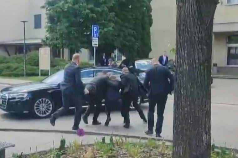 Cette image d'une séquence vidéo montre des agents de sécurité transportant le Premier ministre slovaque Robert Fico vers un véhicule après qu'il a été abattu à Handlova, en Slovaquie, le 15 mai 2024 ( RTVS / - )