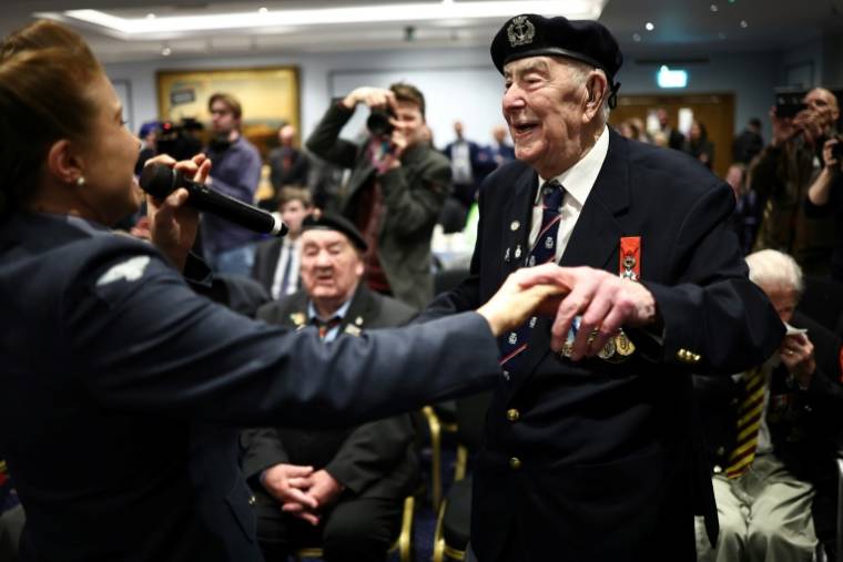 Henry Rice (D) vétéran britannique du D-Day lors d'une fête en amont des célébrations du 80e anniversaire du débarquement sur les plages françaises, le 26 avril 2024 à Londres ( AFP / HENRY NICHOLLS )