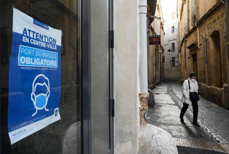 Un panneau "port du masque obligatoire" dans une ville française.  ( AFP / PASCAL GUYOT )