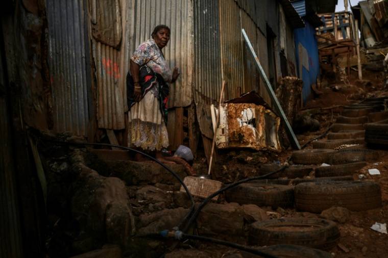 Une habitante dans le bidonville "Talus 2", dans le nord de Mayotte, promis à une démolition imminente, le 21 mai 2023 ( AFP / Philippe LOPEZ )