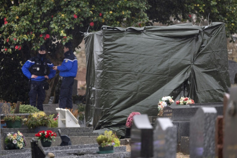 Des gendarmes près de la tombe vandalisée de Jean-Marie Le Pen à la Trinité-sur-mer, le 31 janvier 2025 dans le Morbihan ( AFP / FRED TANNEAU )