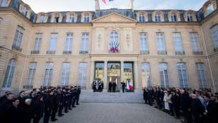 Drapeaux en berne à l'Elysée pour une minute de silence en solidarité avec Mayotte, ravagé par un cyclone, le 23 décembre 2024 ( POOL / Thomas Padilla )