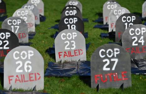 Une nécropole fictive déployée par des activistes pour le climat à Glasgow, censée symboliser l'échec des différentes conférences des parties (COP) pour le climat.  ( AFP / Paul ELLIS )