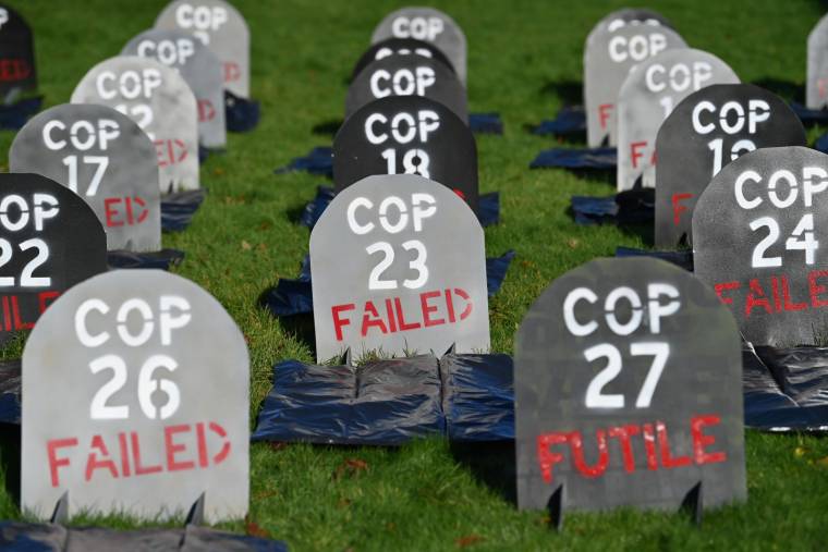 Une nécropole fictive déployée par des activistes pour le climat à Glasgow, censée symboliser l'échec des différentes conférences des parties (COP) pour le climat.  ( AFP / Paul ELLIS )