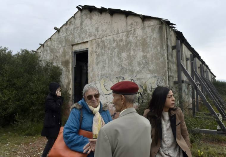 Un vétéran hrki et des membres d'une famille rapatriés d'Algérie à Salses-le-Château, dans les Pyrénées-Orientales, le 19 mars 2019 ( AFP / RAYMOND ROIG )