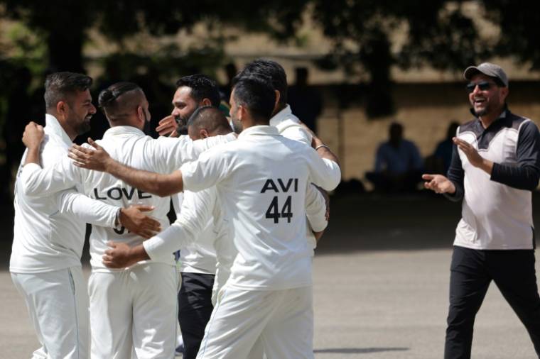 Des membres de l'équipe des "Onze Frères" participent à un match de cricket organisé sur un parking à Beyrouth, le 19 mai 2024 ( AFP / ANWAR AMRO )