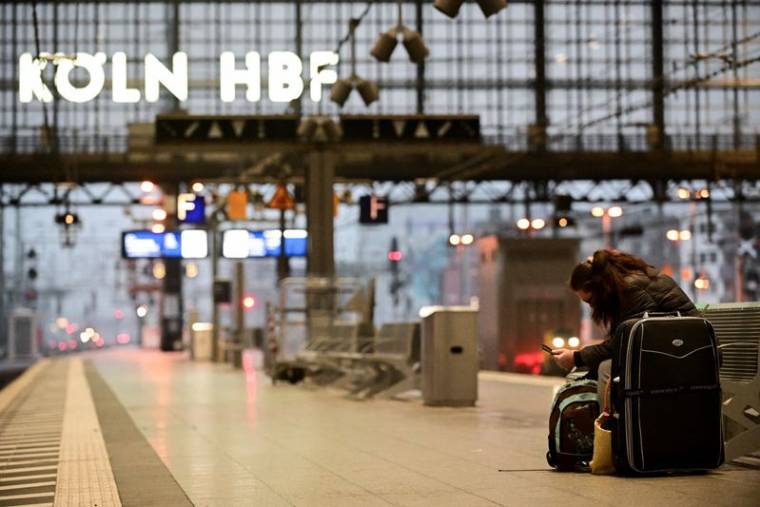 Un passager attend un train de la Deutsche Bahn à Cologne, en Allemagne
