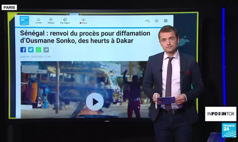 D'où vient cette vidéo de policiers chassés par la foule ?