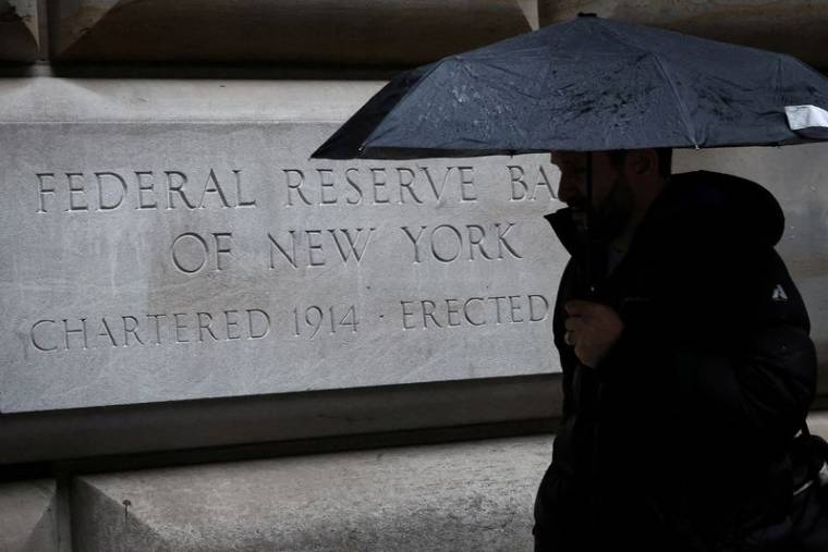 Un homme passe devant le siège de la Réserve fédérale américaine (Fed) à New York