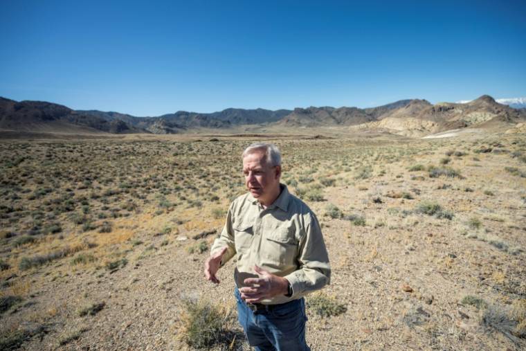 Le patron d'Ioneer, Bernard Rowe, explique où son entreprise souhaite implanter une mine de lithium sur le site de Rhyolite Ridge, le 7 mai 2024 dans le Nevada ( AFP / Robyn Beck )