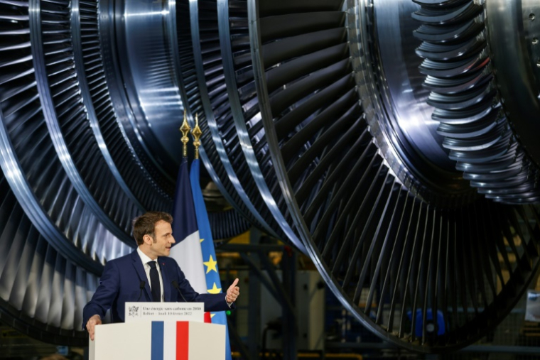 Emmanuel Macron devant une turbine nucléaire Arabelle dans les ateliers GE à Belfort, repris depuis par EDF, le jour de l'annonce de la relance du nucléaire civil en France, le 10 février 2022 ( POOL / Jean-Francois Badias )