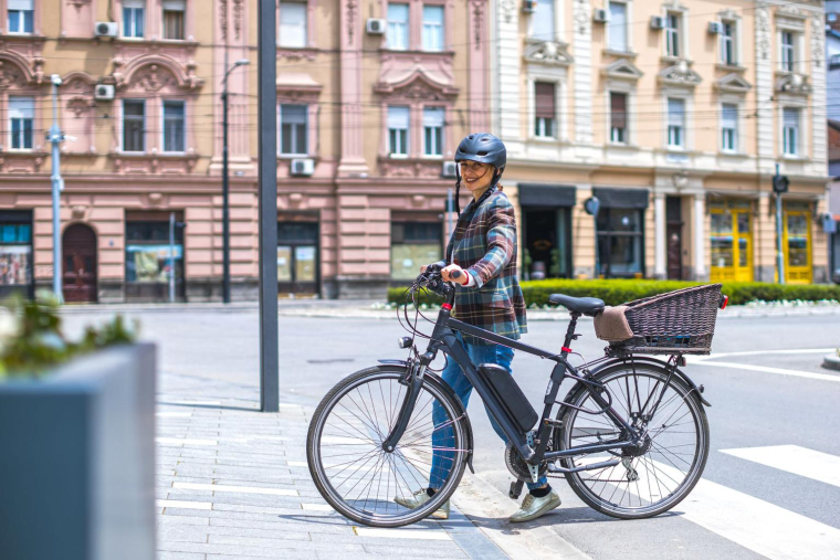 Il existe des différences aussi bien techniques que réglementaires entre vélo électrique et vélo à assistance électrique. ( crédit photo : Shutterstock )