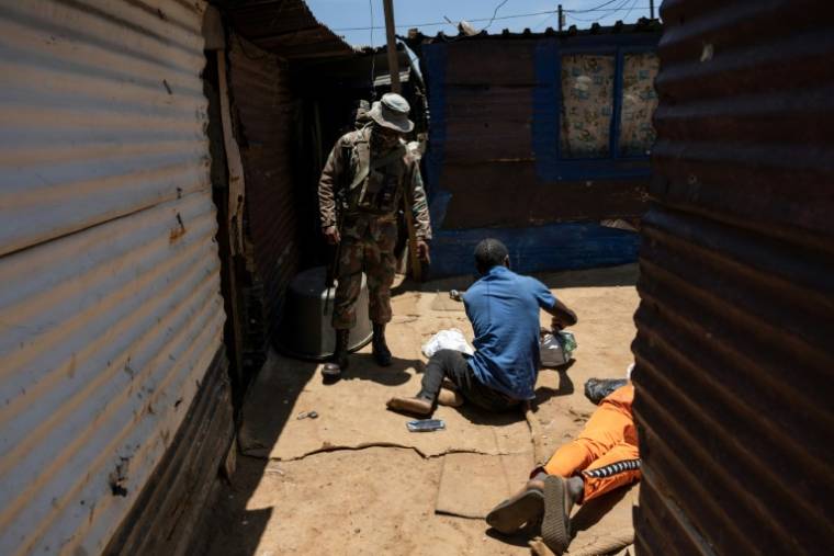Raid de soldats sud-africains dans un bidonville près de Kagiso, le 14 décembre 2023 ( AFP / WIKUS DE WET )