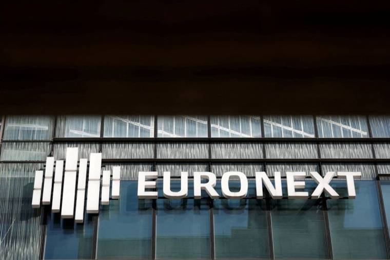 La bourse Euronext est photographiée dans le quartier d'affaires de La Défense à Paris