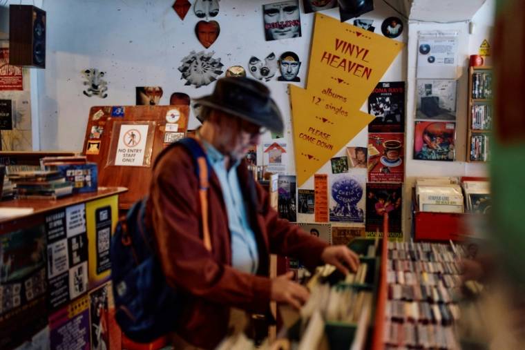 Un client parcourt des vinyles de la boutique Flashback Records, le 18 avril 2024 à Londres  ( AFP / BENJAMIN CREMEL )