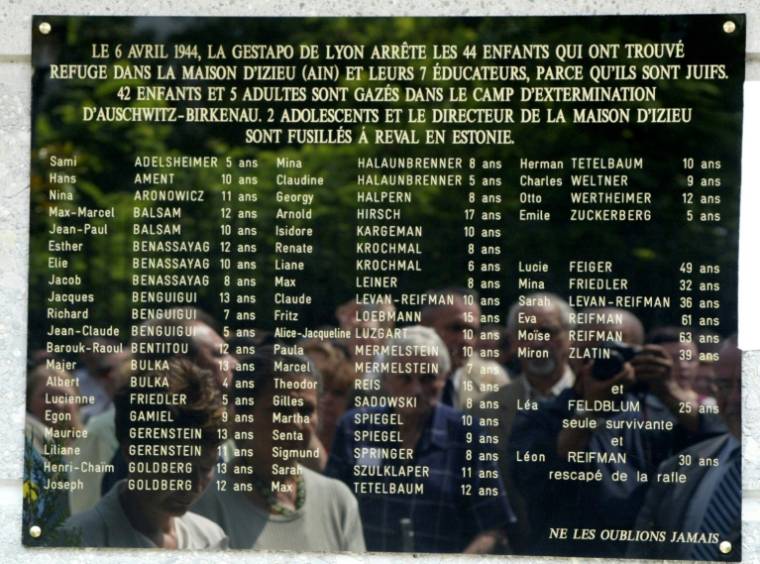 Une plaque commémorative, le 30 juin 2006 à Izieu, listant les noms des 44 enfants juifs et de leurs 7 professeurs  déportés, le 6 avril 1944, par la Gestapo de Lyon vers les camps d'extermination d'Auschwitz ( AFP / Mehdi FEDOUACH )