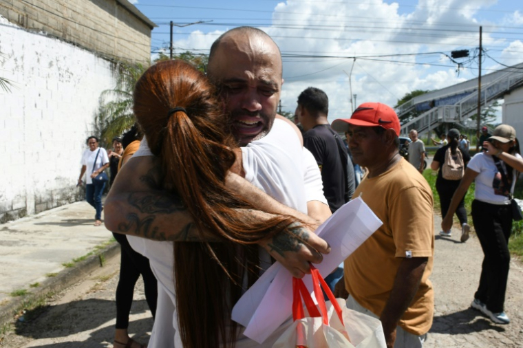 Un homme arrêté lors des manifestations qui ont suivi la réélection contestée de Nicolas Maduro enlace sa mère après sa libération de prison, dans l'Etat de Carabobo, au Venezuela, le 16 novembre 2024 ( AFP / Gabriela Perez )