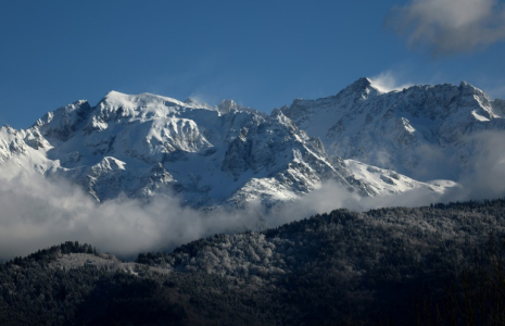 Les Alpes au-dessus de Grenoble, le 20 décembre 2024  ( AFP / Alex MARTIN )