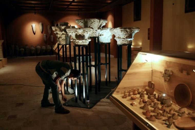 Des objets antiques exposés au tout premier Musée national d'archéologie de Gaza, ouvert par Jawdat Khoudary, homme d'affaires et collectionneur palestinien, le 28 juillet 2008 ( AFP / MOHAMMED ABED )