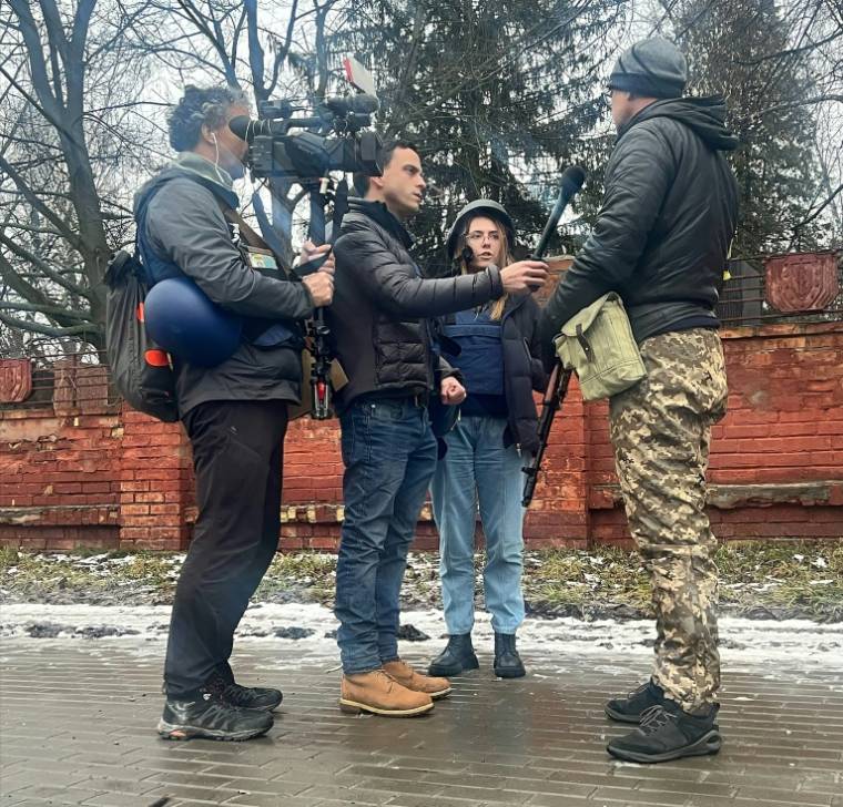 Le caméraman Pierre Zakrzewski, le journaliste américain Trey Yingst et la journaliste ukrainienne Oleksandra "Sasha" Kuvshynova en reportage pour Fox News en Ukraine. La chaîne a annoncé le 15 mars 2022 que Zakrzewski et Kuvshynova avaient été tués près de Kiev ( FOX NEWS / - )
