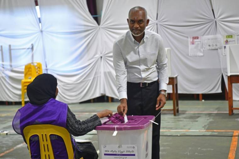Le président des Maldives, Mohamed Muizzu, vote aux législatives, le 21 avril 2024 à Malé ( AFP / Mohamed Afrah )