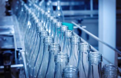 Ligne de fabrication de bouteilles en verre.  (crédit photo : Adobe Stock /  )